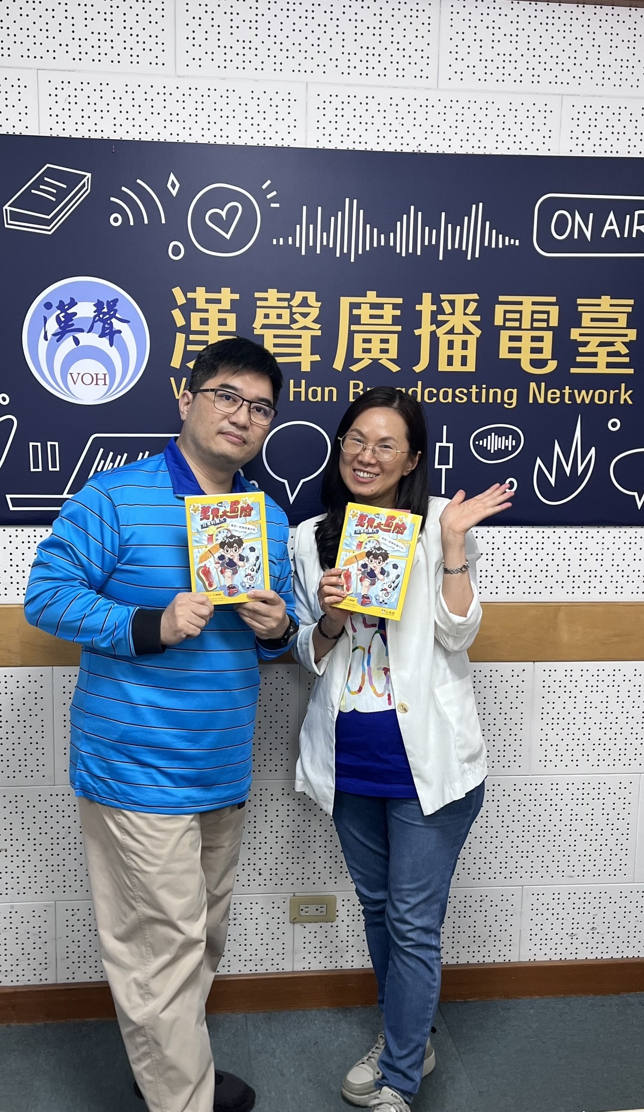 錄音室合照,嚴淑女與Simon手持《莫非大冒險1:日常的魔咒》一書