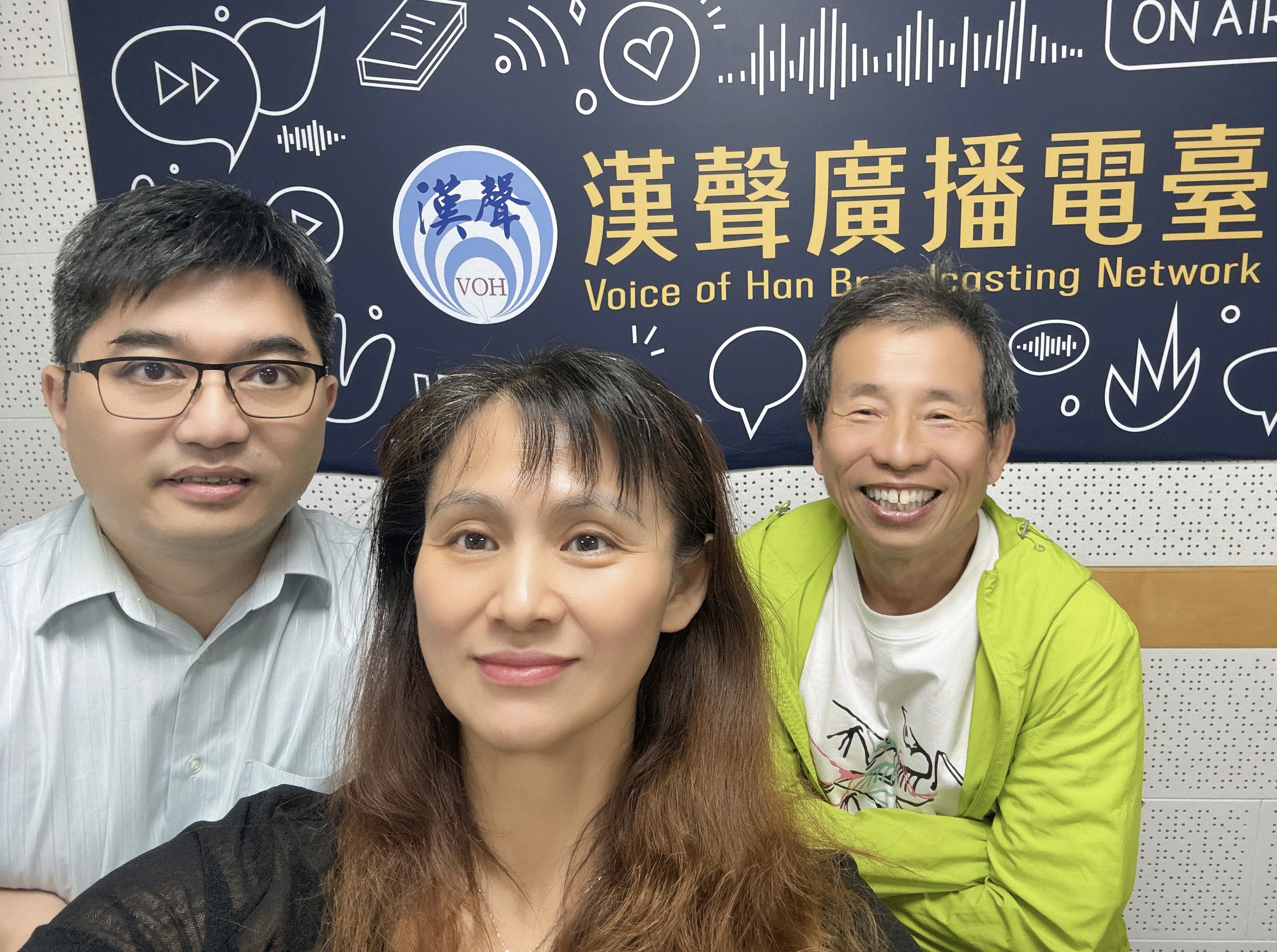 林以正老師與主持人在錄音室內合影