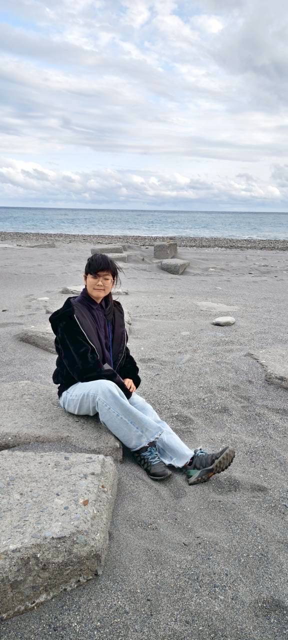 李姿瑩在海邊休息
