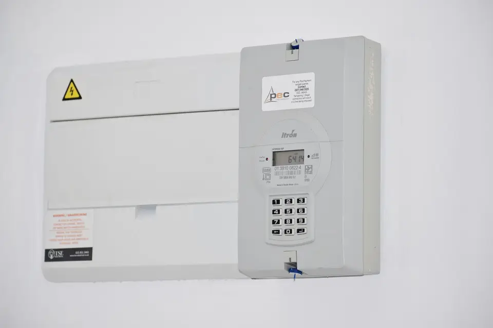 牆面上的電子電表顯示用電讀值