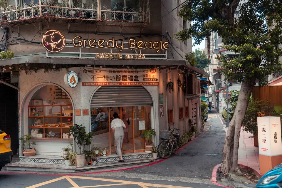 台灣老街茶飲店與外帶冰茶，呈現泡沫紅茶店舖文化的形成