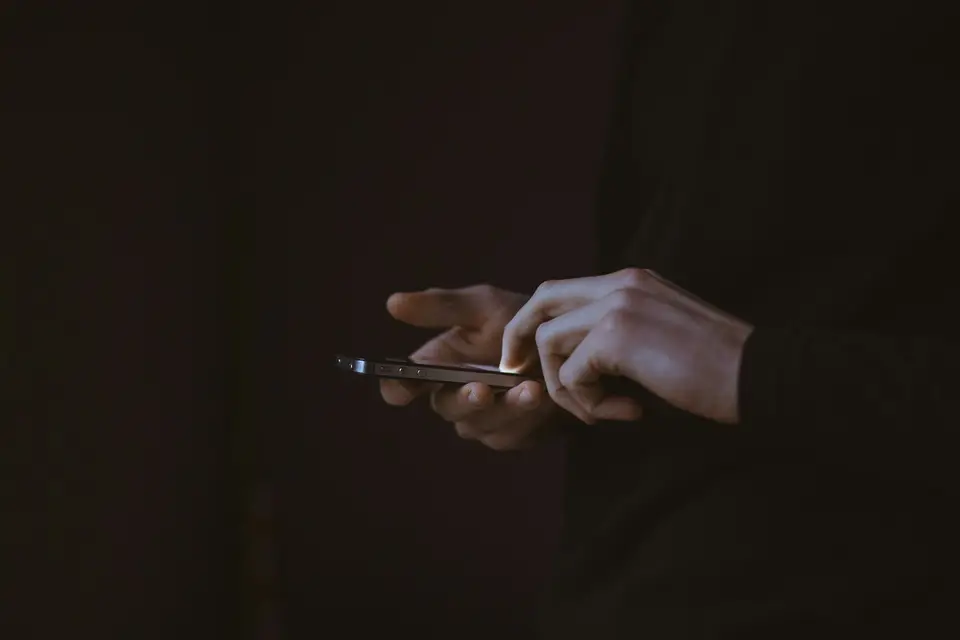 手持手機的日常使用情境,象徵讀者從熟悉的手機外型回看摺疊技術