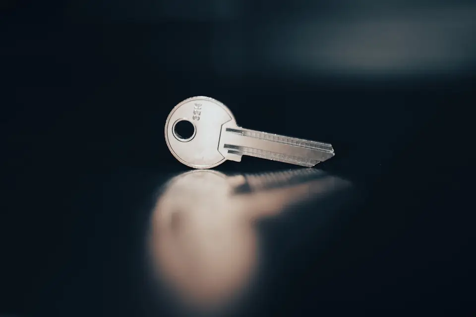 暗色背景上的金屬鑰匙象徵 AI 工具的存取權限與企業資安門檻。