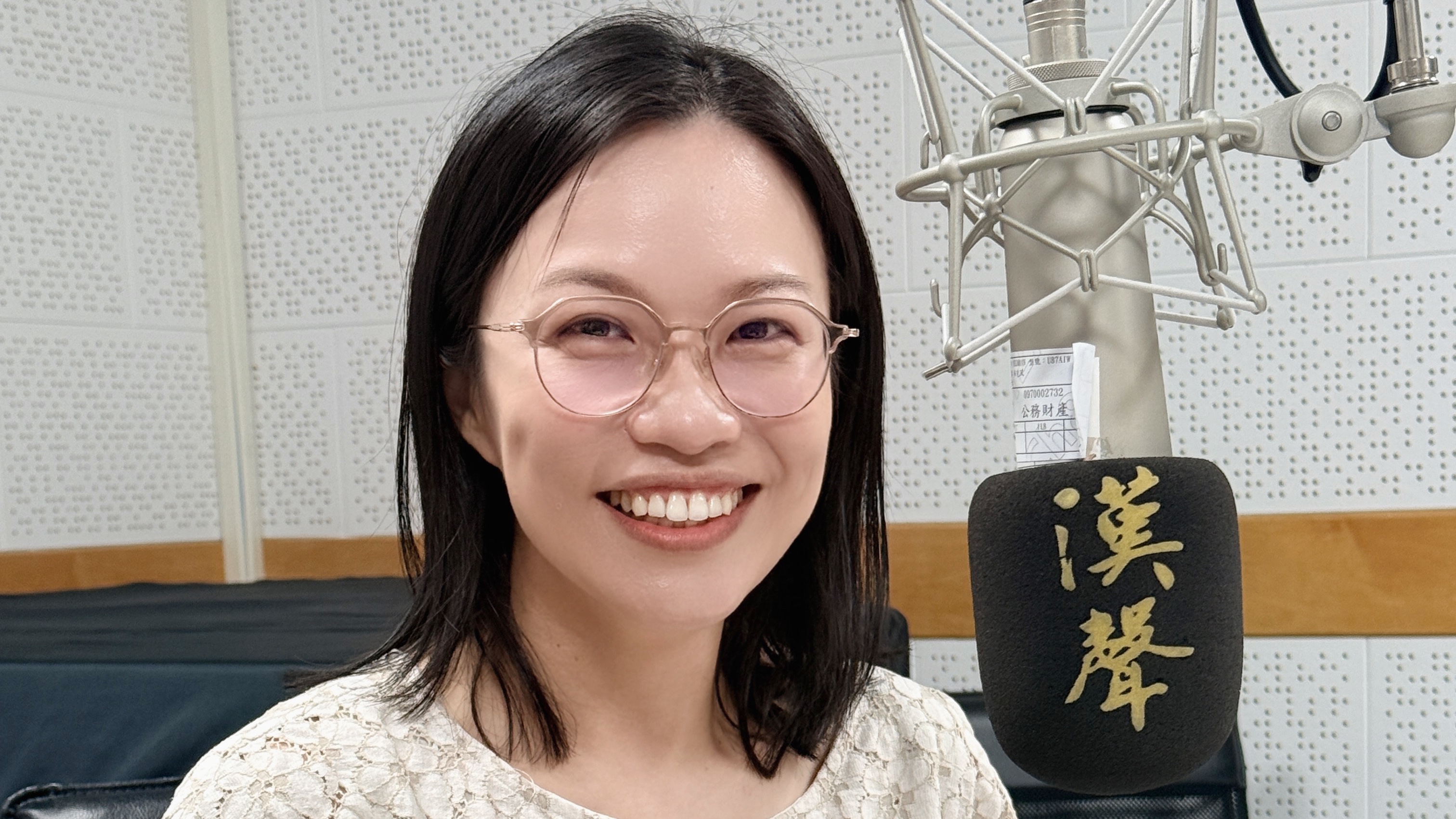 徐幼鈞醫師在錄音室接受訪談