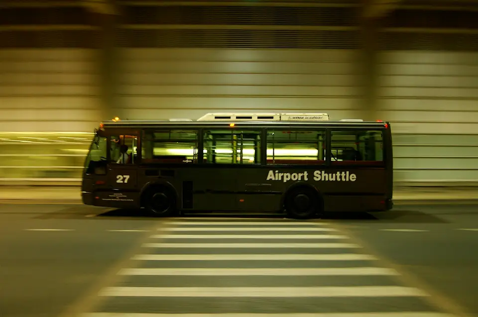 機場接駁車在航廈外的道路上行駛