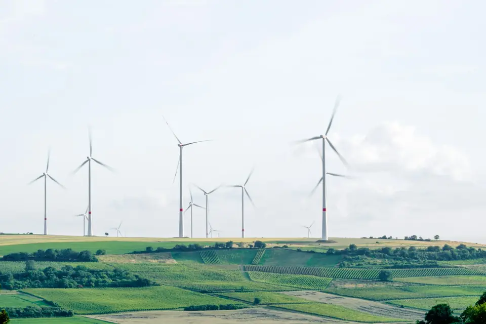 風力發電機與太陽能板近景