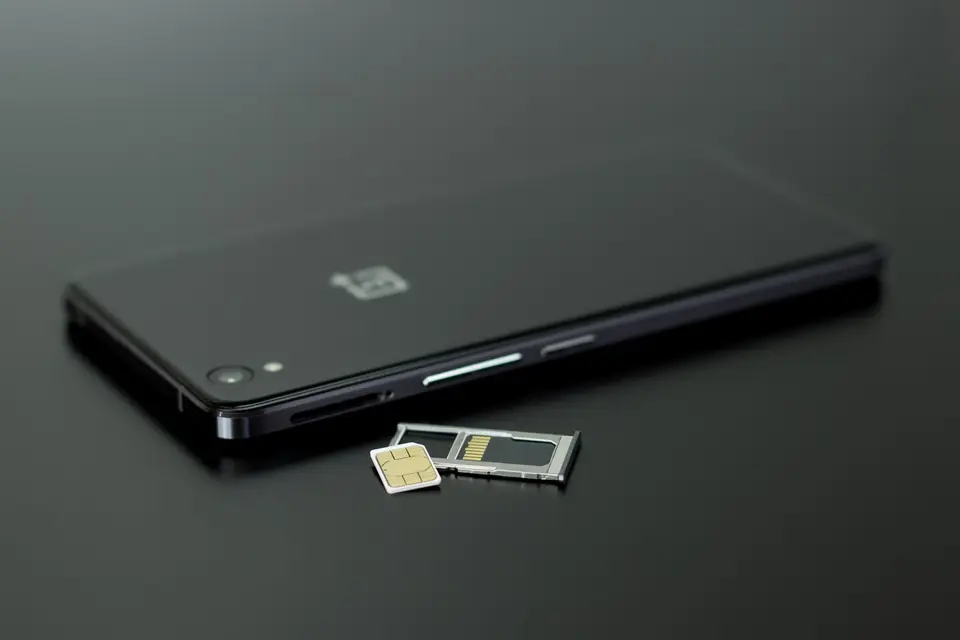 桌面上的新手機與 SIM 卡