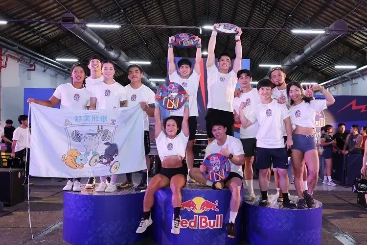 L7 LIAN CROSSFIT隊員在風扇車耐力關卡交接位置，隊友以眼神與手勢協調節奏