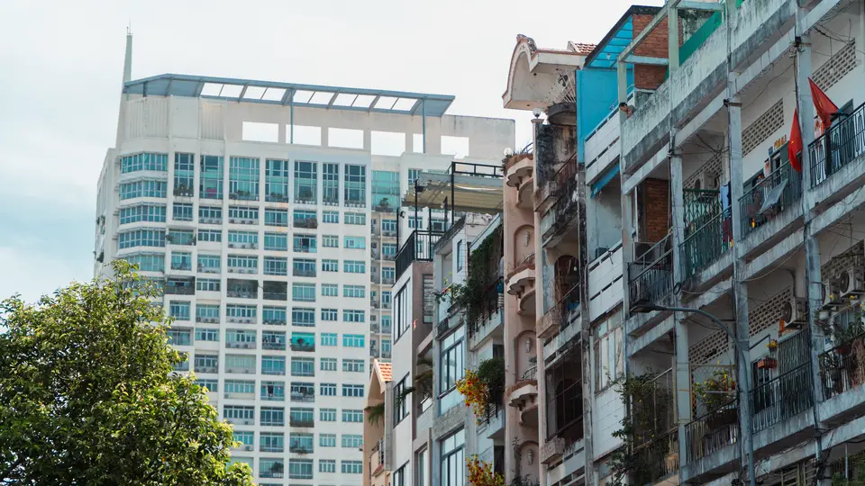越南老舊公寓建築外觀近照