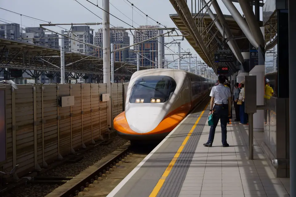 依月台標示確認自由座車廂與排隊位置(示意圖) 高速鐵路列車停靠月台,旅客依地面標線與車門位置排隊候車