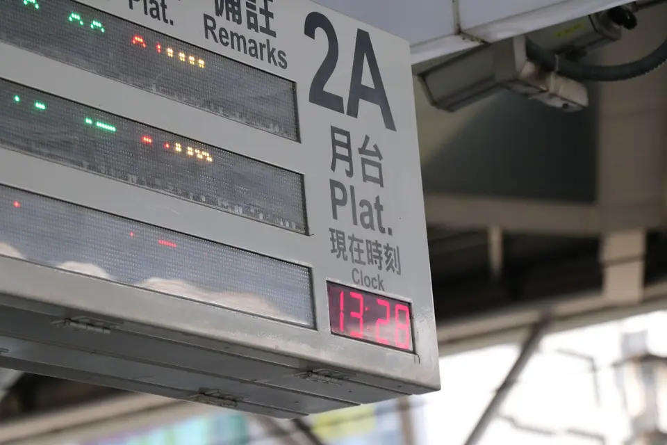 先看站內資訊顯示系統,再依自由座標示排隊(示意圖) 車站月台上的列車資訊顯示看板與候車動線
