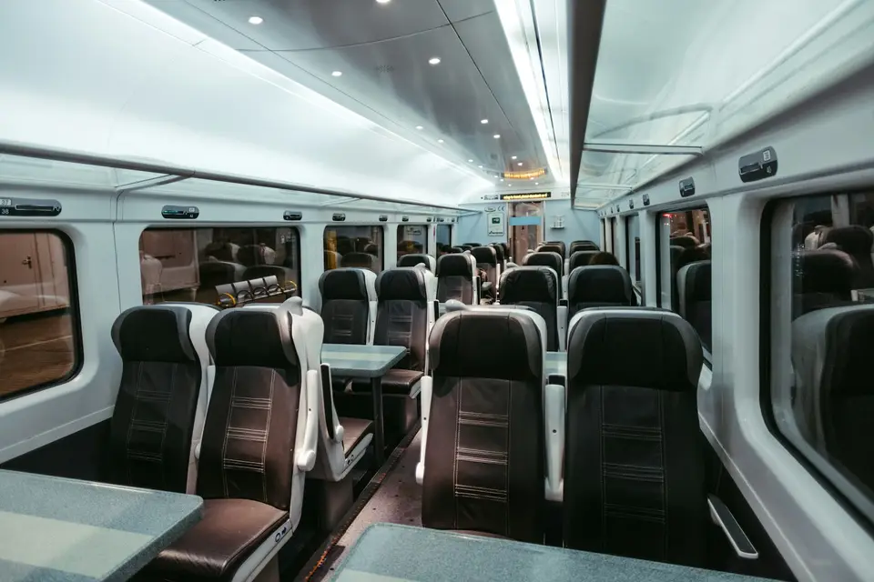 標準車廂提供自由座旅客候車後進入車內的乘車空間(示意圖) 現代高速列車標準車廂內部,排列座椅與中央走道