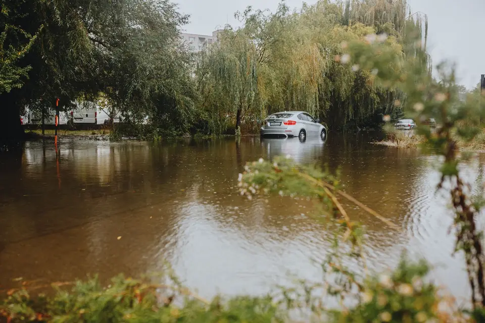 雨中市區道路積水,車輛近距離涉水通行