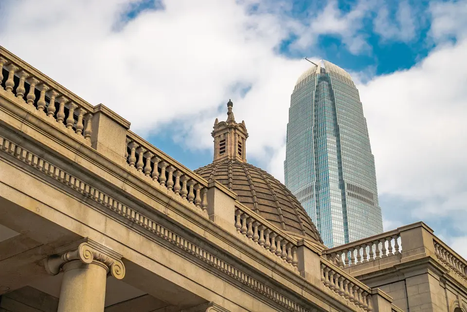香港法院建築外觀，呈現審判程序的新聞場景