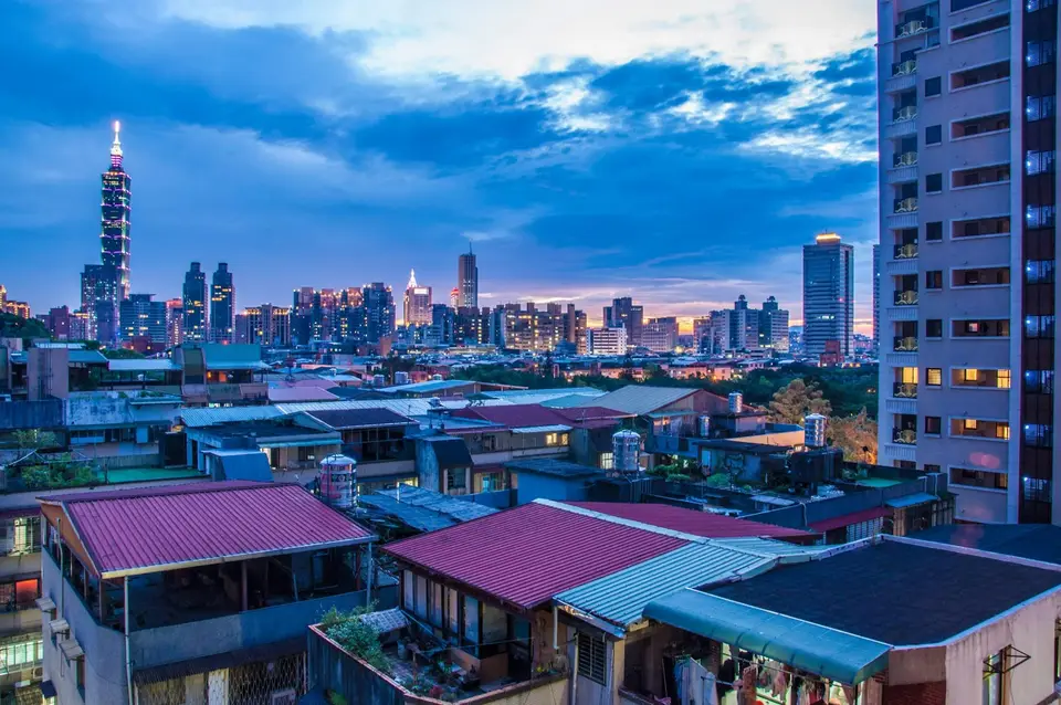台北市不同屋齡住宅與高樓大樓並列的城市景觀