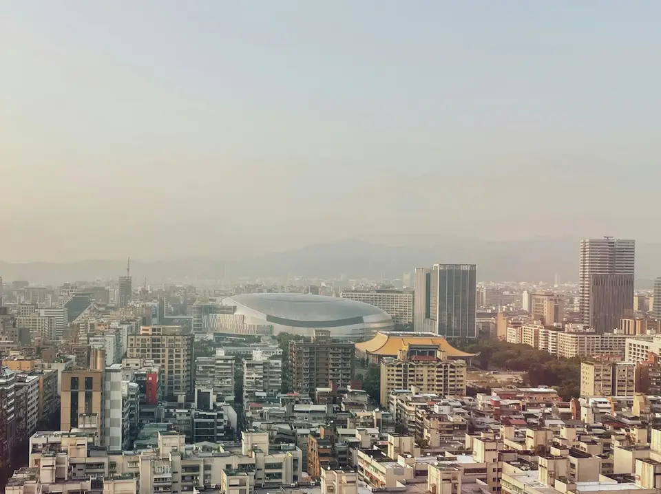 台灣市區密集住宅與商業大樓的遠景