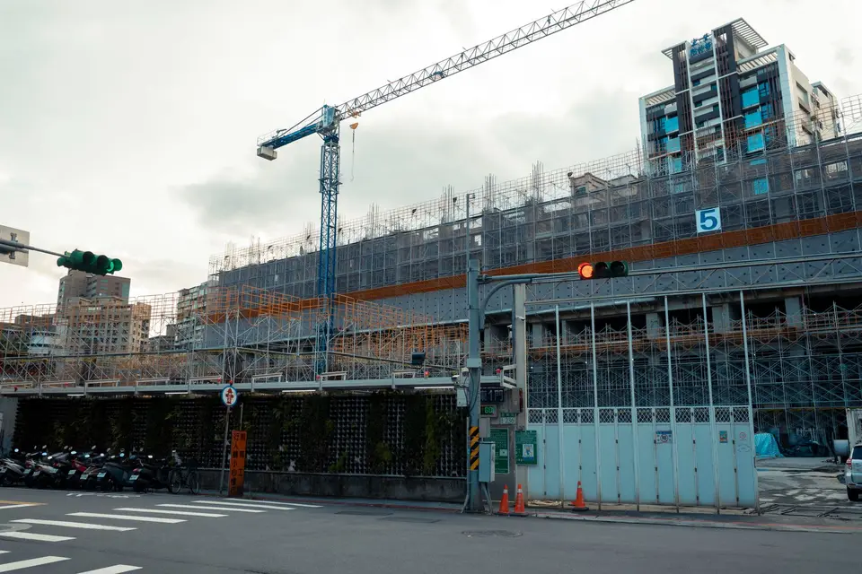 城市住宅工地的起重機與興建中的大樓