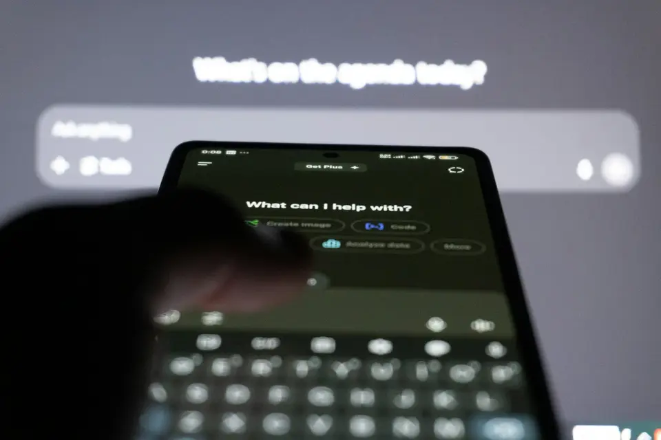 手指操作智慧型手機上的數位助理介面，呈現現代 Android 使用情境
