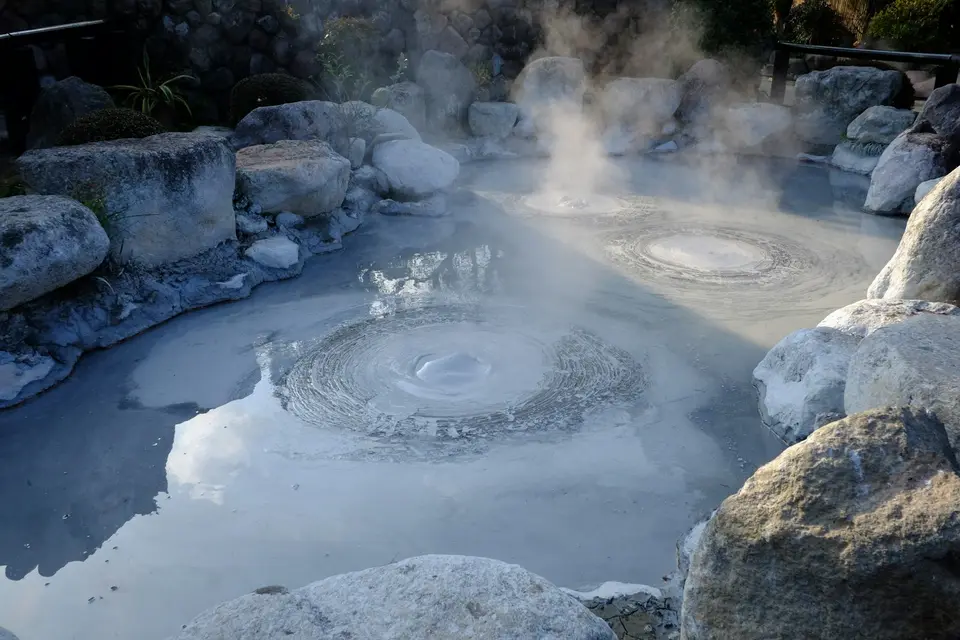 自然溫泉池上方飄散蒸氣