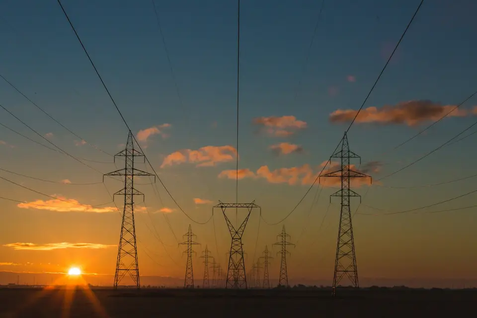 變電站與高壓電力設備,象徵資料中心併入電網的規劃需求