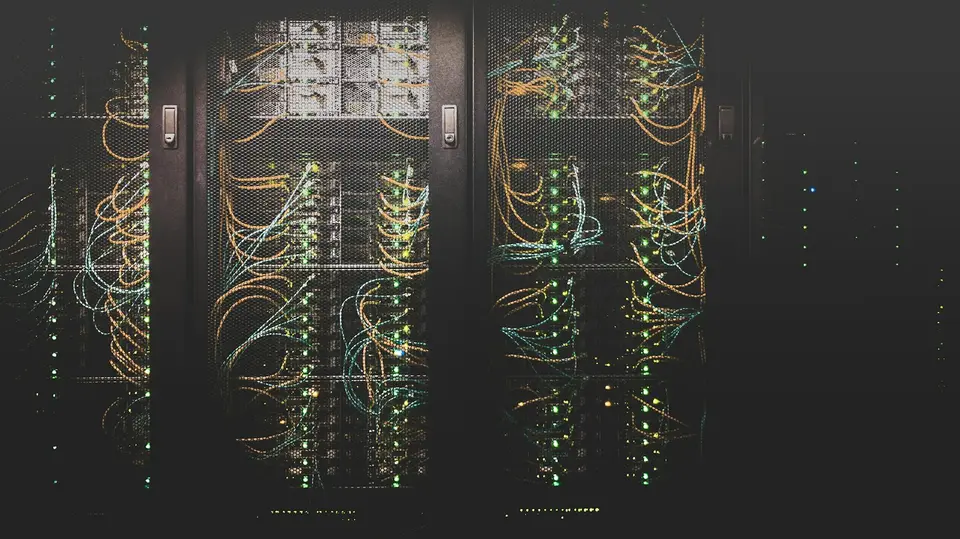 資料中心伺服器機櫃，呈現人工智慧運算設施的電力需求