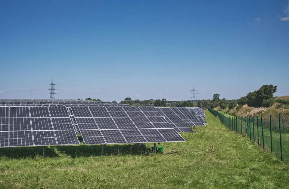 太陽能板與能源設施,呈現企業再生能源採購來源