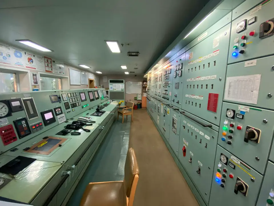 電力控制室的監控面板,呈現電網規劃與調度工作