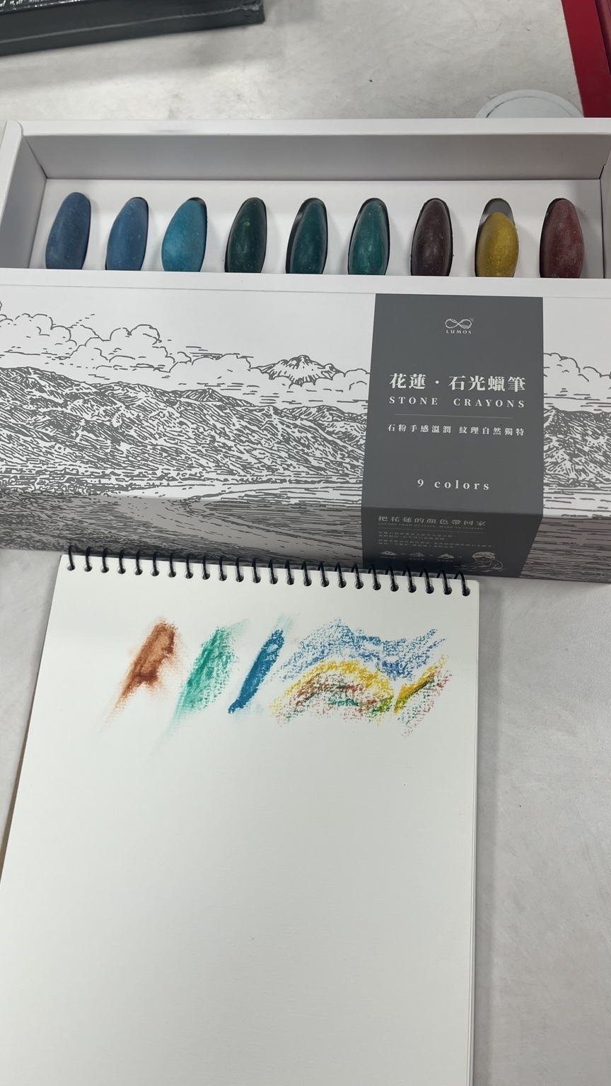 花蓮石光蠟筆盒裝標示九色,旁邊是不同顏色的試畫筆觸