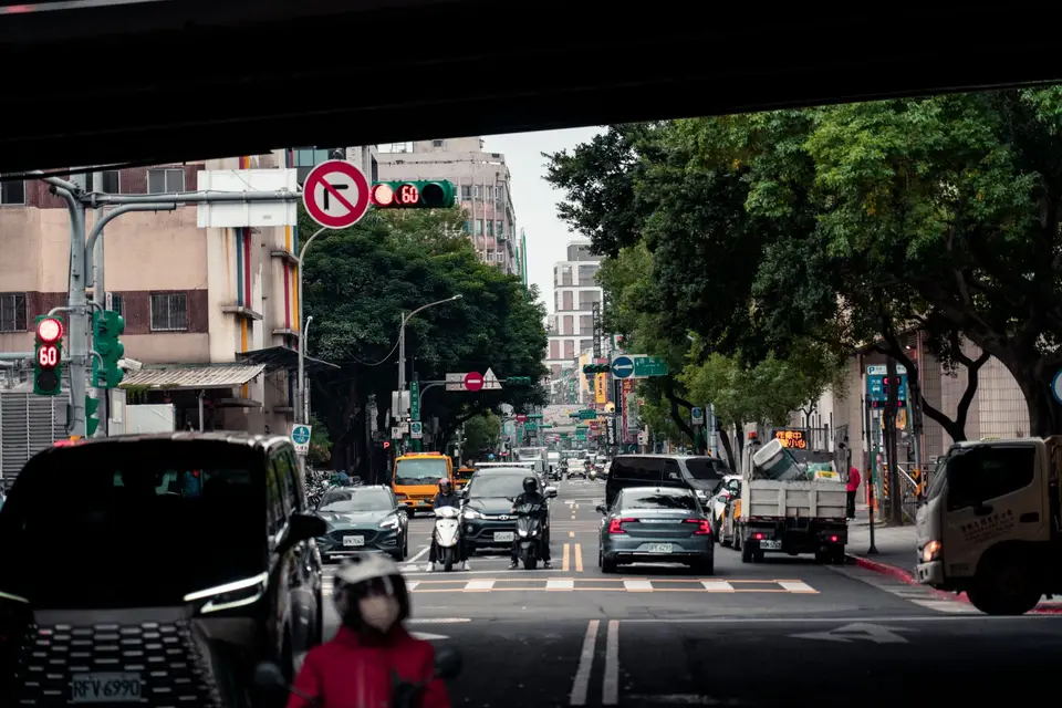 台灣城市道路的交通號誌與多方向車流,呈現路口通行順序的判讀情境