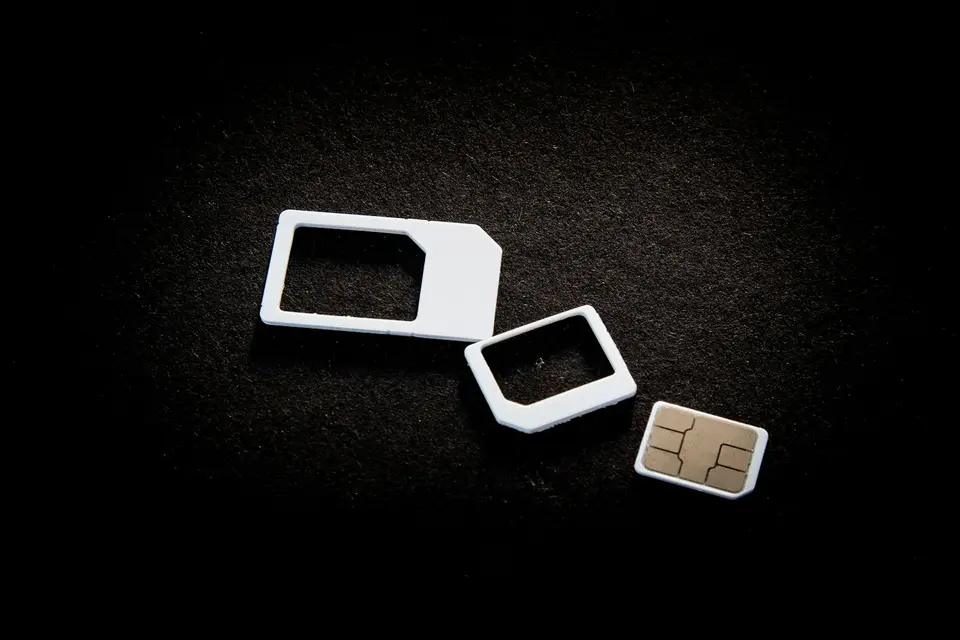 換機前先確認實體 SIM 與 eSIM 的搭配方式(示意圖) 手機與兩張 SIM 卡放在桌面上,呈現雙卡使用情境