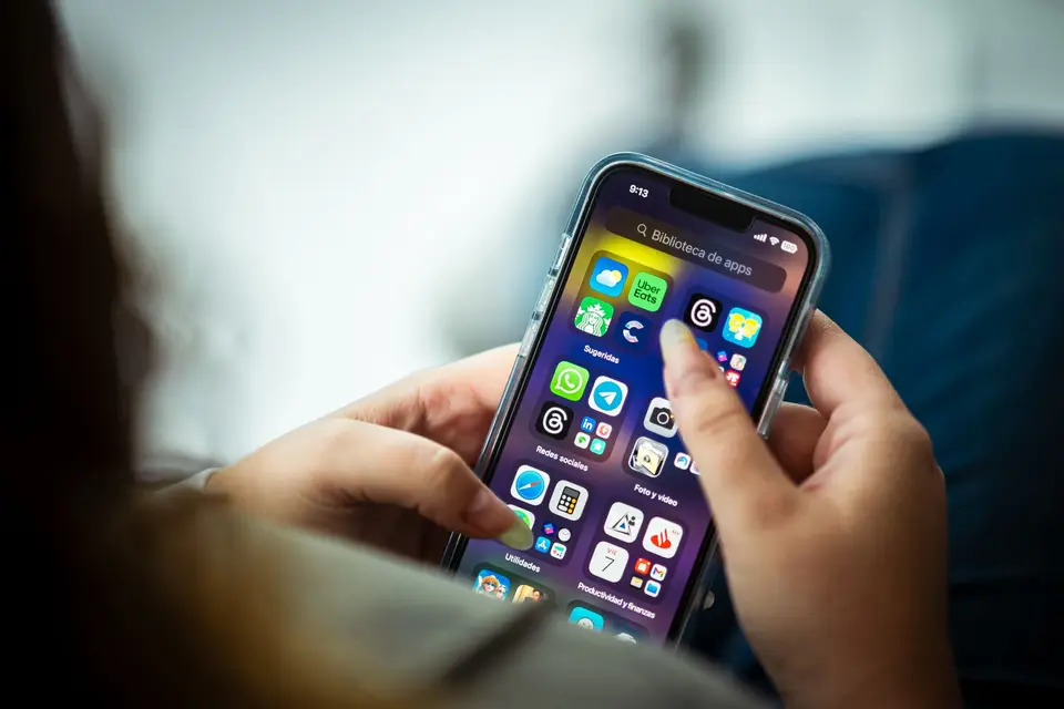 離線下載與 App 資料要從各自的 App 或儲存空間頁處理 使用者在手機主畫面整理並刪除 App