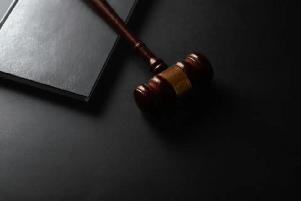 法槌與法庭場景示意畫面