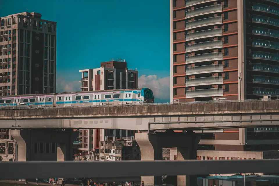 搭捷運前往活動場館的交通示意 台北捷運車站月台