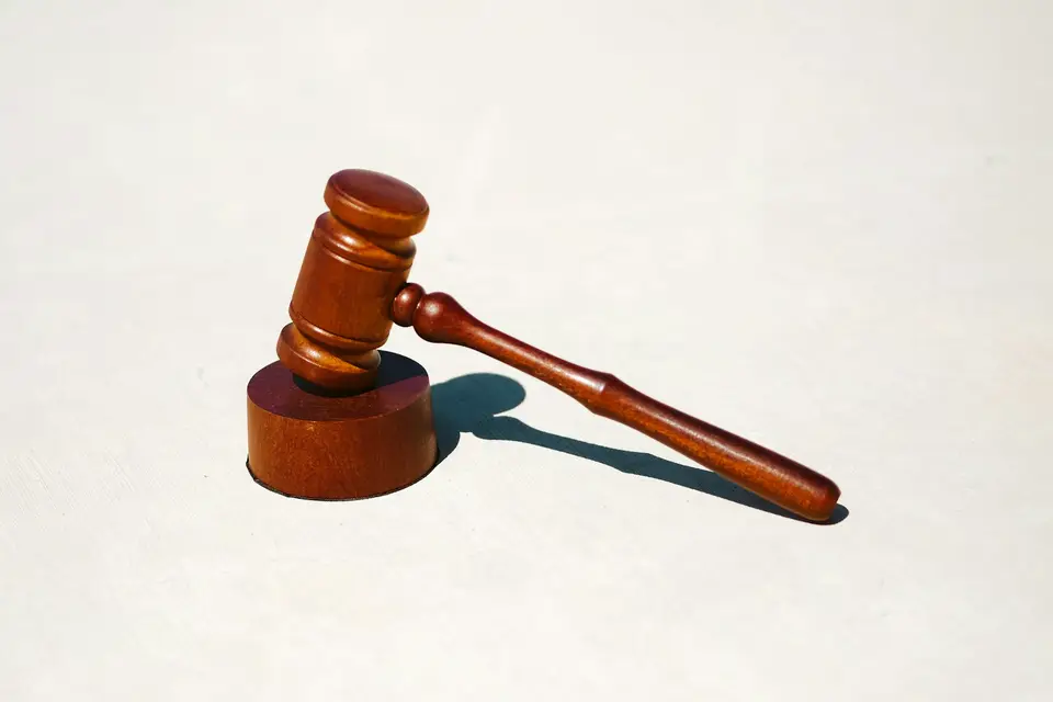 法槌與法庭示意圖