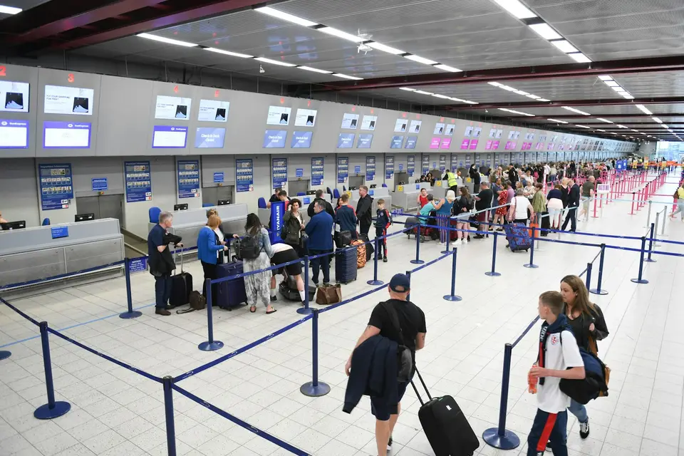 航空公司地勤櫃檯,旅客辦理登機或機票異動手續(示意圖)