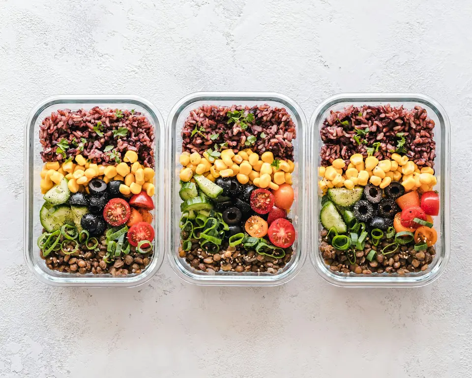 保鮮盒把材料科技帶進廚房 三個透明保存盒裝著分隔好的熟食與蔬菜