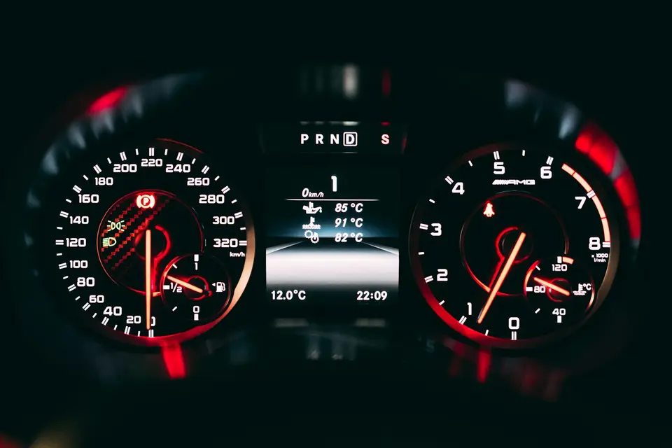 汽車儀表板亮起警示燈,呈現發動後辨識燈號的情境