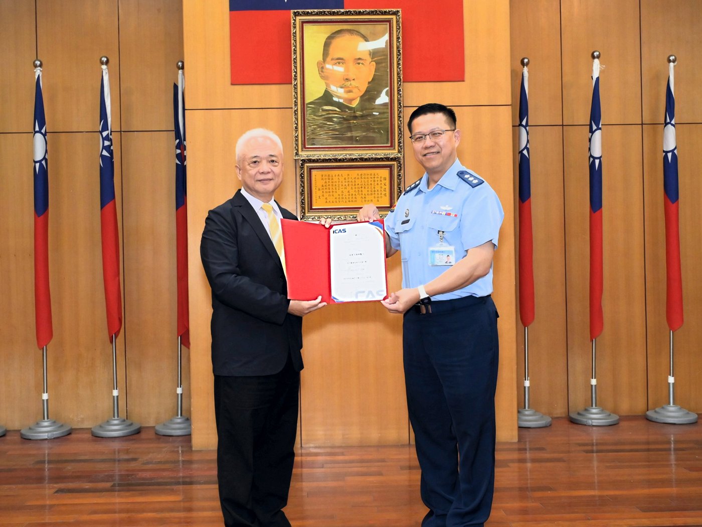 章鈿博士（左）頒發ISO 50001:2018能源管理系統驗證證書，由國軍高雄總醫院李柏群副院長（右）代表受領。