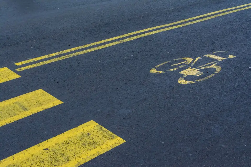 設有車道標線的市區道路（示意圖）