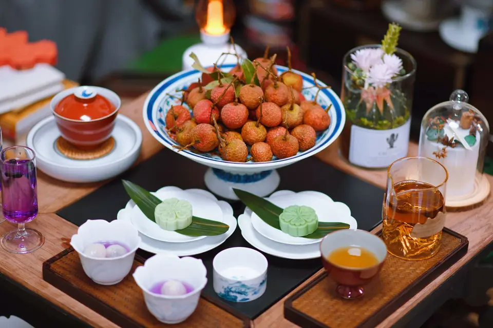 中秋桌上擺放月餅與茶飲,呈現節慶食品收到後的檢查情境。