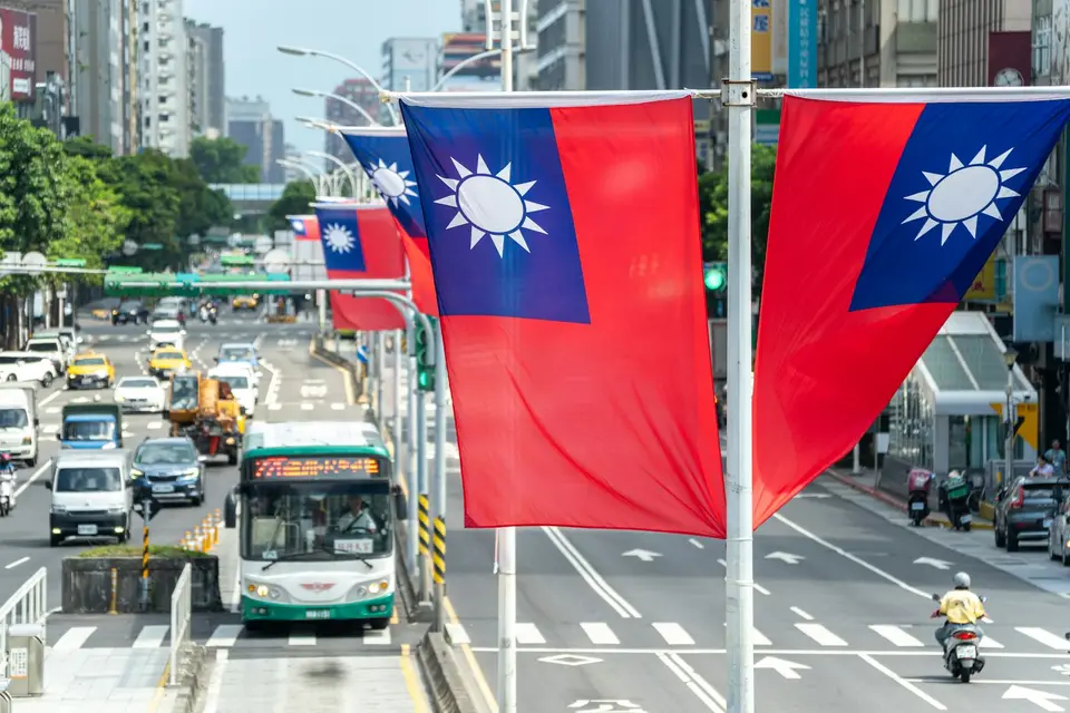 地方優惠通常會落在旅遊、運動與街區消費場景(示意圖) 台灣城市街道與公共活動旗幟的街景