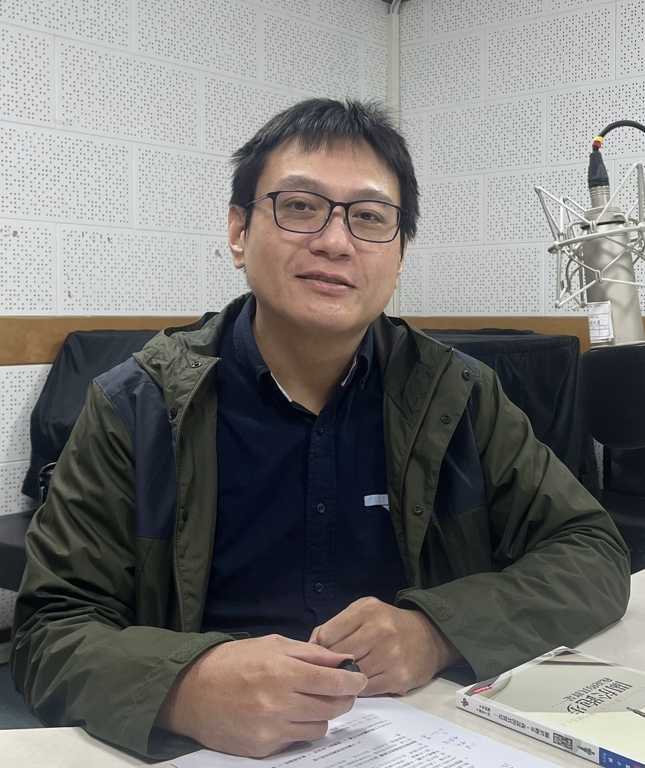 蔡士瑋老師在錄音室分享閱讀村上春樹作品的感受