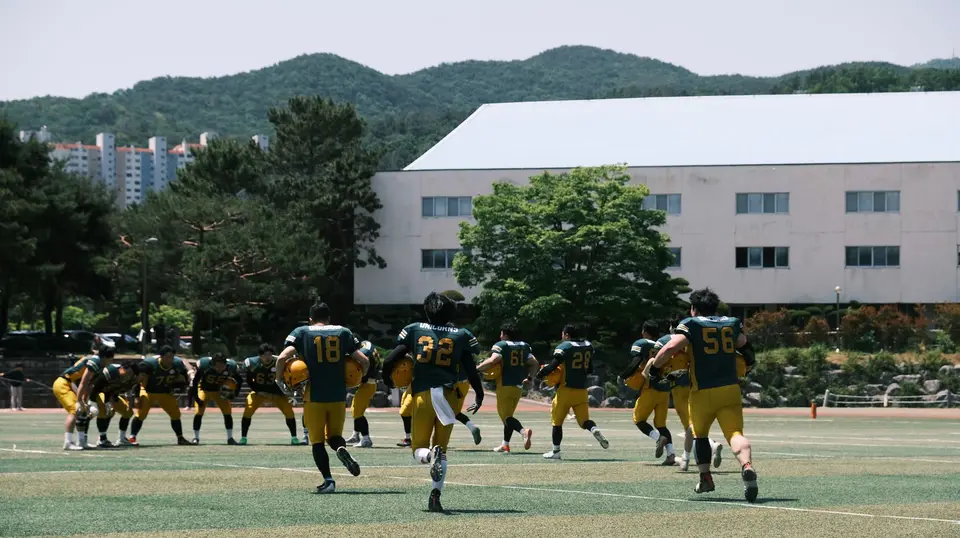 年輕運動員在大學運動設施中進行訓練課程。