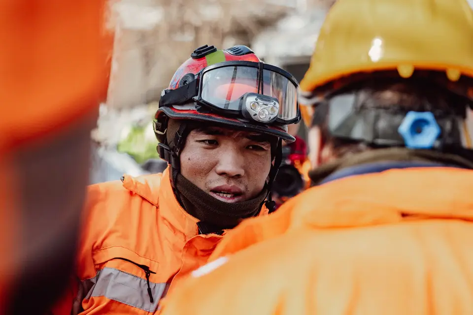 洪水造成嚴重損失,搜救隊伍全力投入救援(示意圖) 搜救人員在洪水災區進行救援工作。