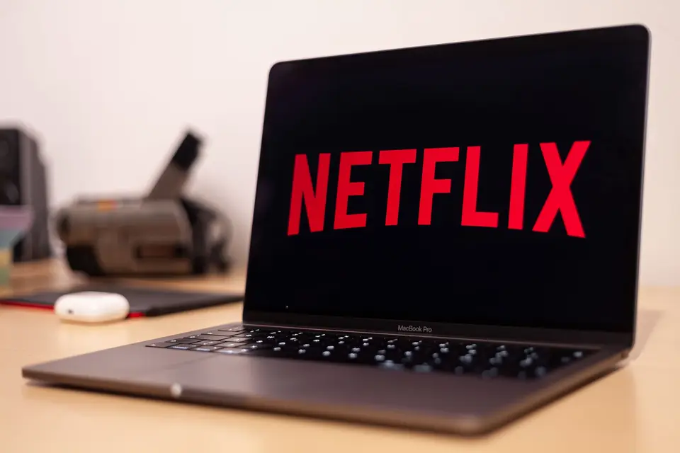 筆電螢幕顯示Netflix影音平台介面