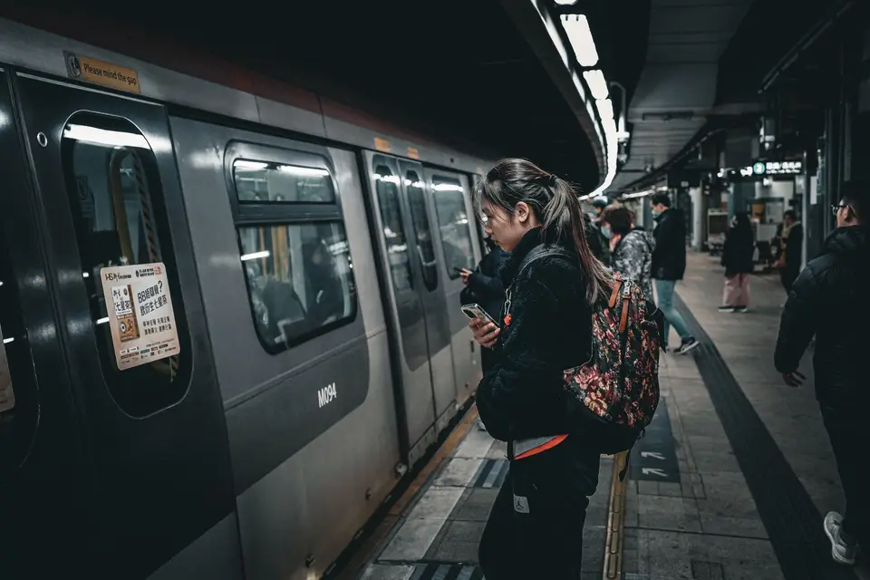 乘客在車站月台等候列車(示意圖)
