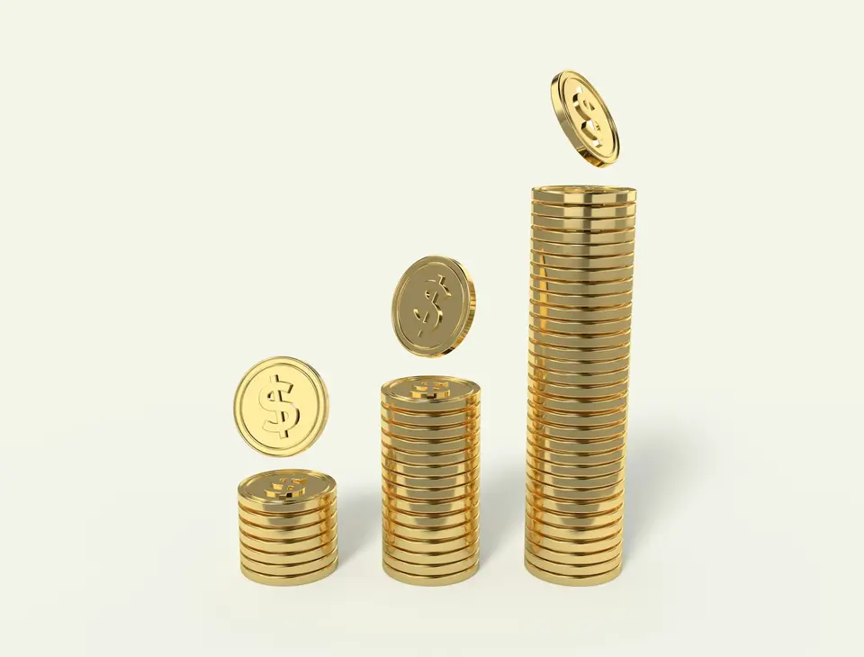 三組高低不同的金色硬幣堆，象徵比較不同貸款方案的利率與成本
