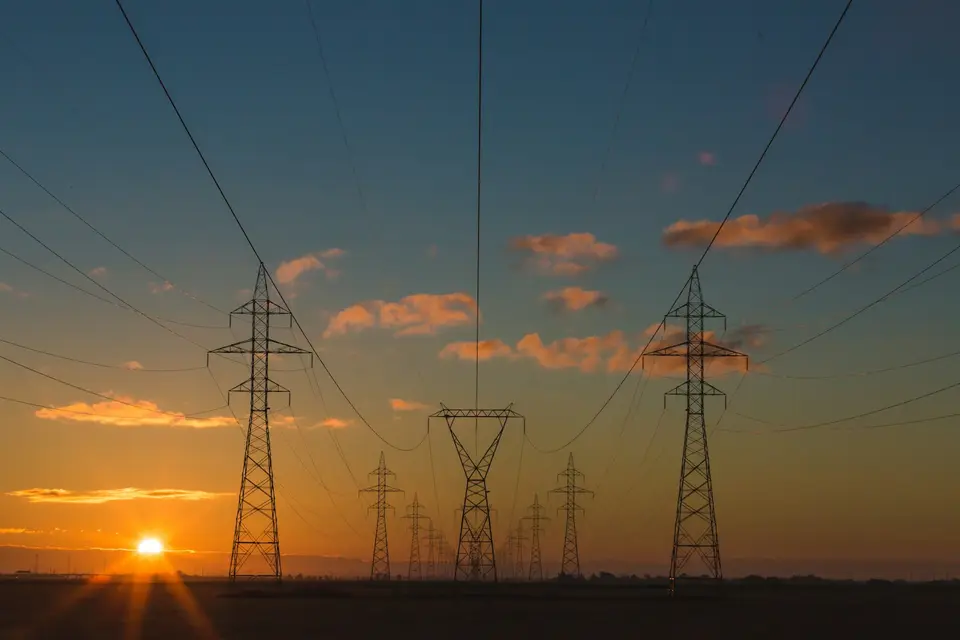 電力輸電塔與電網線路，象徵離岸風電併網與電網韌性（示意圖）