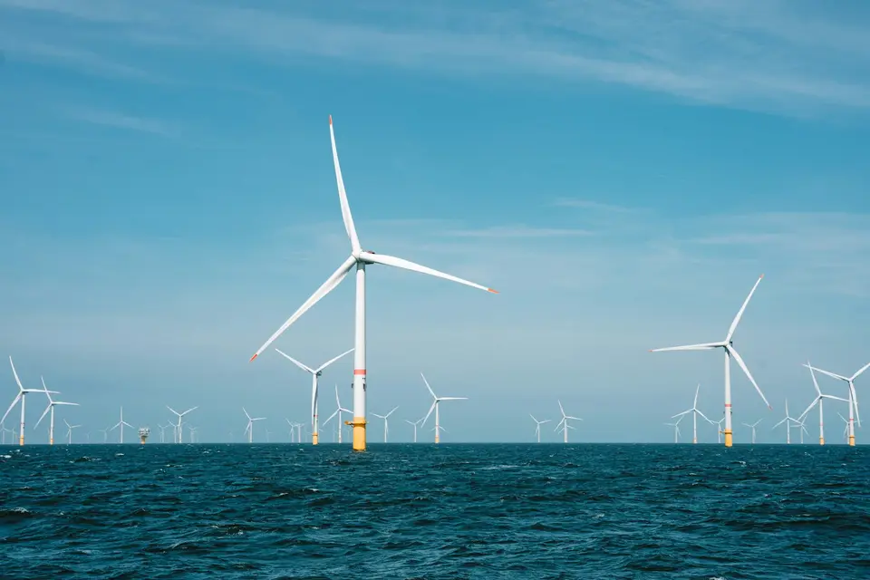 離岸風力發電機組與海上施工場景，示意風場開發工程