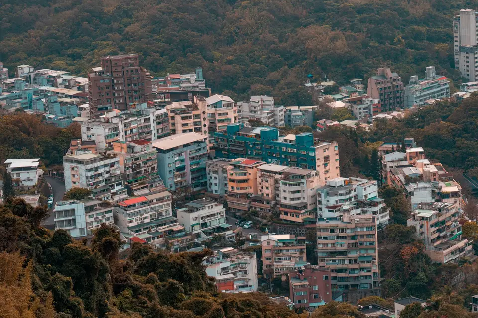山坡地住宅街區中公寓與大樓密集分布